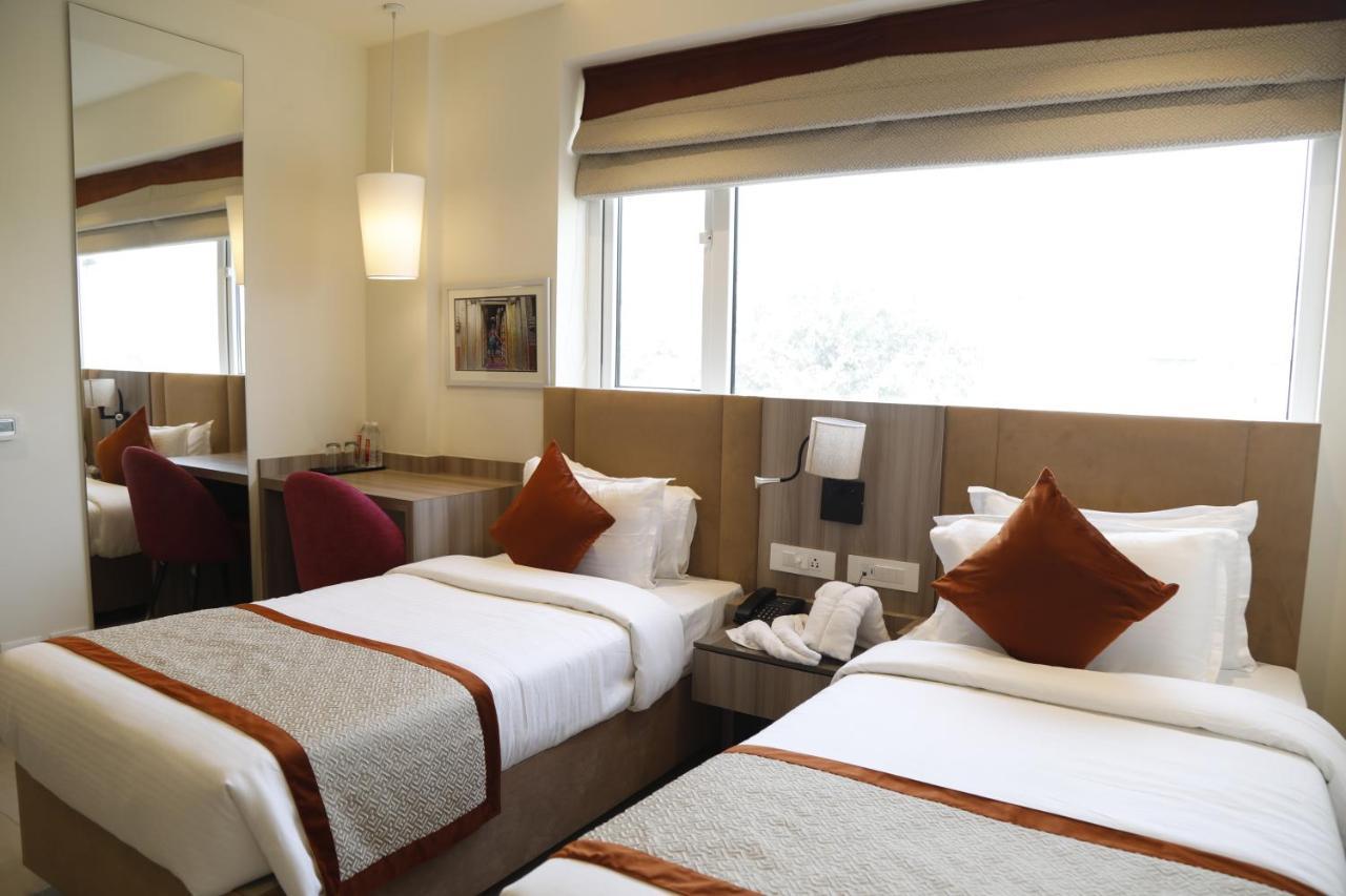 Hotel The Royal Vista Benares Buitenkant foto