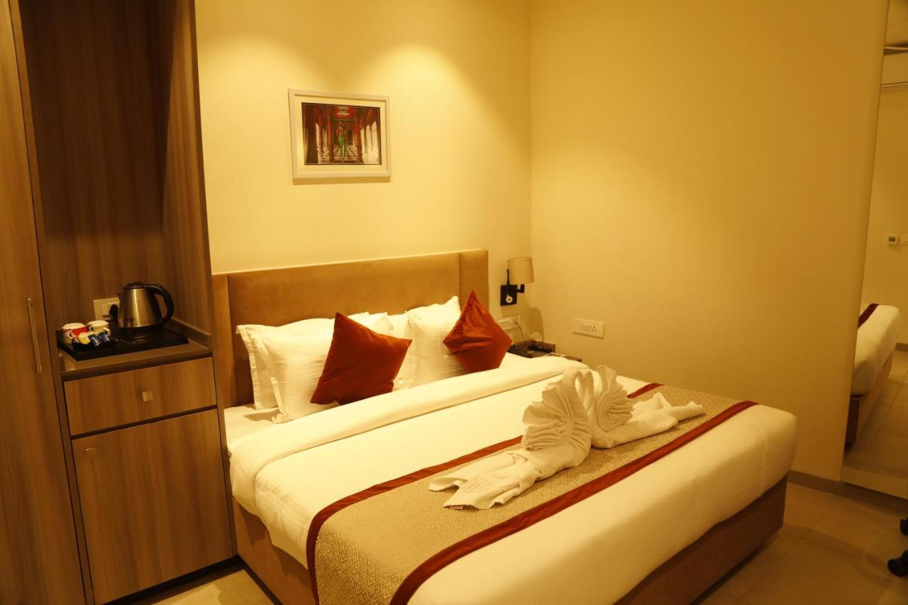 Hotel The Royal Vista Benares Buitenkant foto