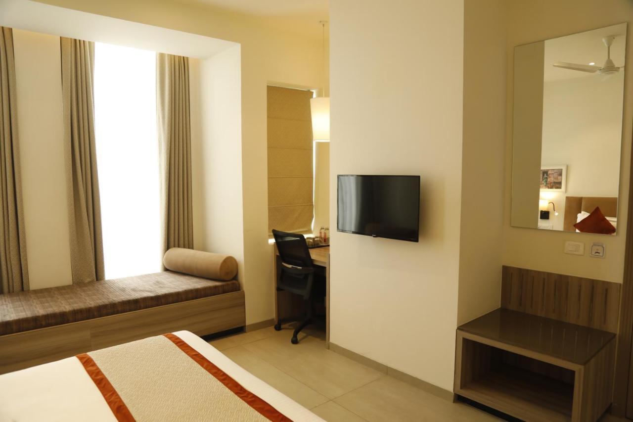 Hotel The Royal Vista Benares Buitenkant foto