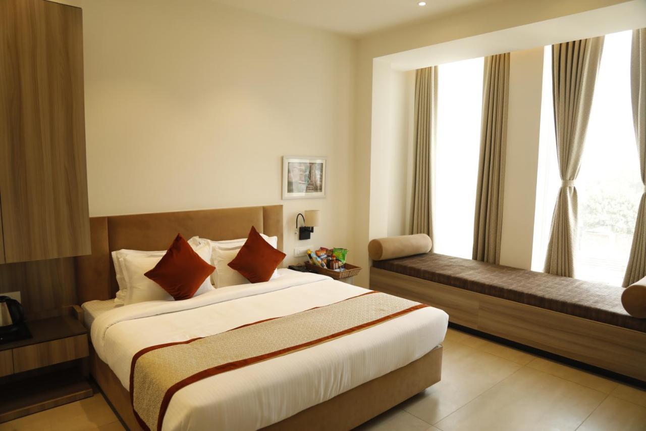 Hotel The Royal Vista Benares Buitenkant foto