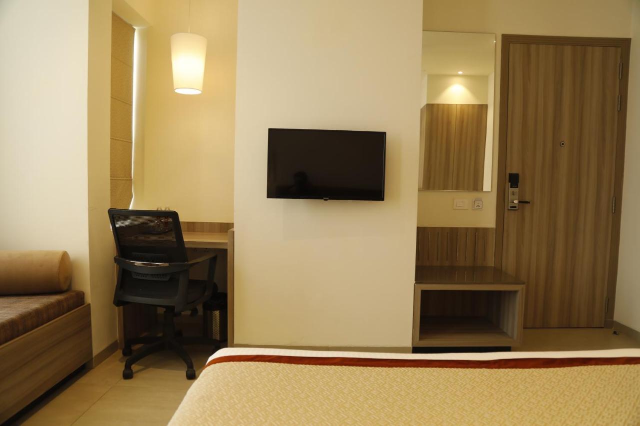 Hotel The Royal Vista Benares Buitenkant foto