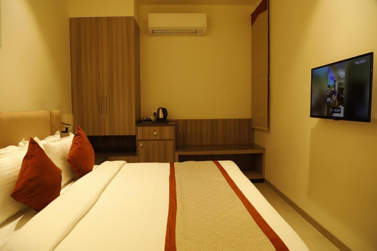 Hotel The Royal Vista Benares Buitenkant foto