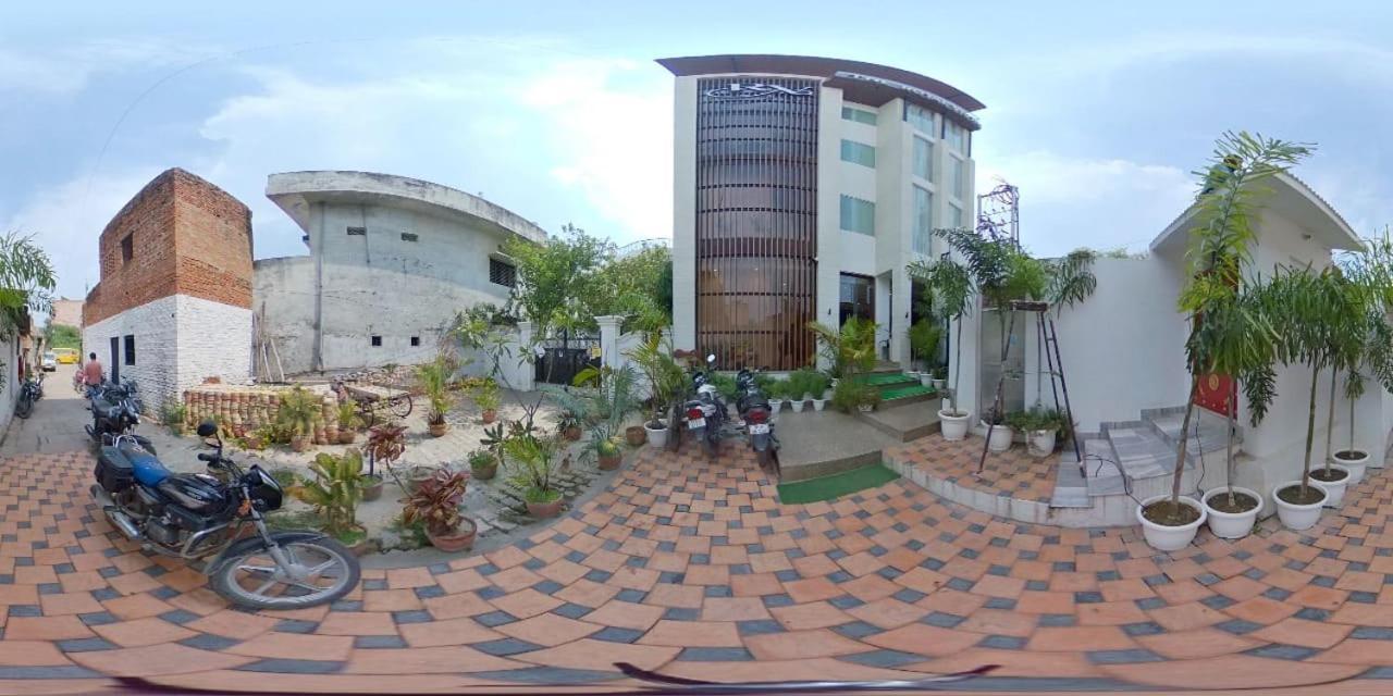 Hotel The Royal Vista Benares Buitenkant foto